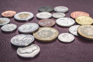 Photo Student holding money